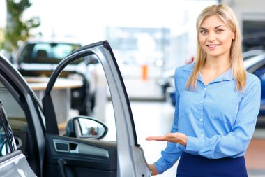 Arabayı gösterilen satış asistanı