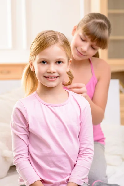 Bonitas hermanas divirtiéndose en casa — Foto de Stock