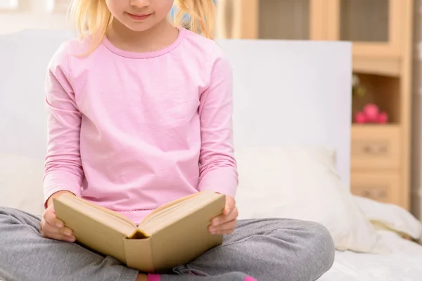 Pretty little girl reading — Stok fotoğraf