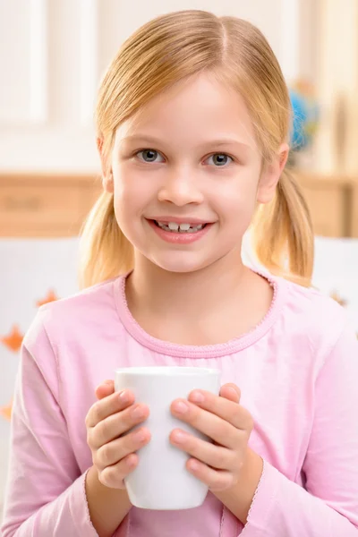 Nettes kleines Mädchen trinkt Tee — Stockfoto