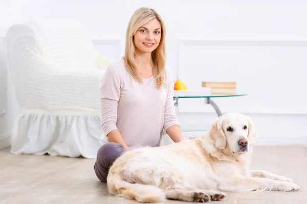 Angenehme Frau hat Spaß mit Hund — Stockfoto