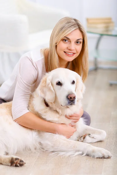 Angenehme Frau hat Spaß mit Hund — Stockfoto