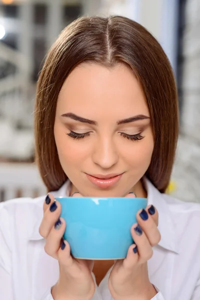 Hübsche junge Frau trinkt Kaffee — Stockfoto