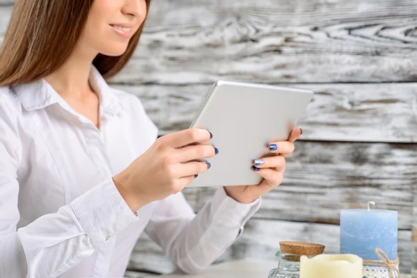 Bonita mujer sosteniendo tableta — Foto de Stock