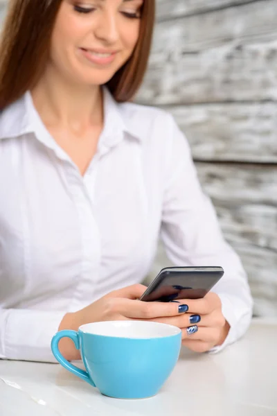 Meisje bedrijf mobiele telefoon — Stockfoto