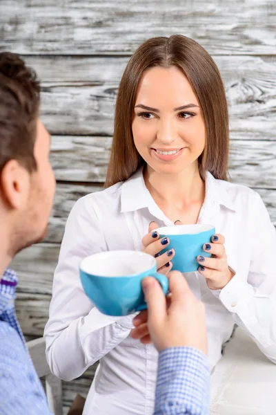 Happy friend sitting in the cafe — Stockfoto