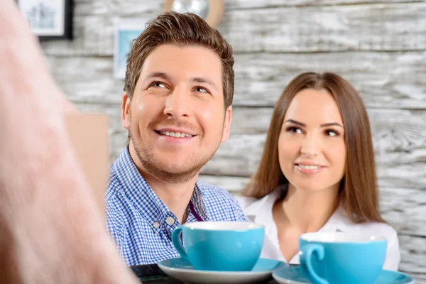 Prieteni fericiti care stau in cafenea — Fotografie, imagine de stoc