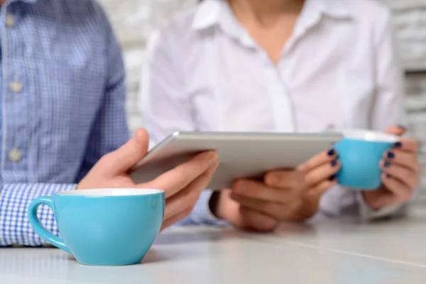 Glückliche Freunde sitzen im Café — Stockfoto