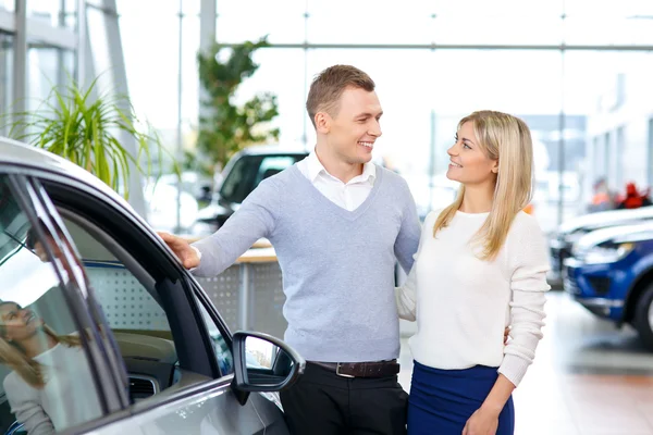 Szczęśliwa para zamierza kupić samochód — Zdjęcie stockowe