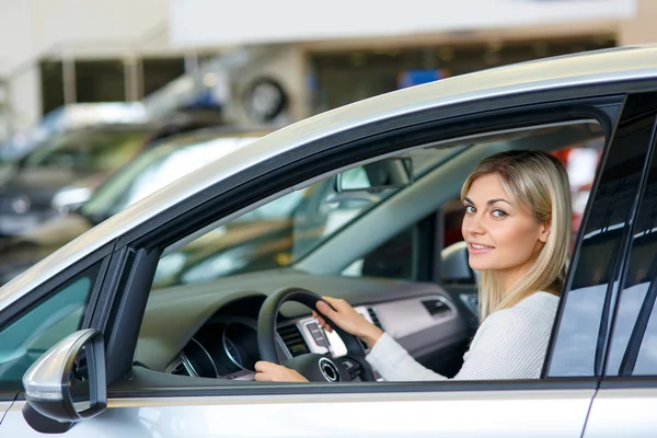 Nice woman choosing a car — Stock Photo, Image