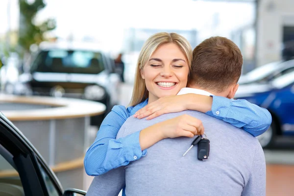 Asistente de venta abrazando con el cliente — Foto de Stock