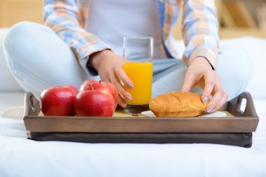 Ahşap tepsi üzerinde sağlıklı kahvaltı.