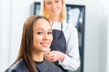 Müşteri ve salonda onu stilist.