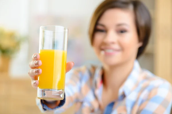 Glassful of fresh orange juice. — Stock Photo, Image