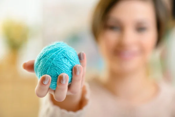 Giovane ragazza che tiene un filato di lana . — Foto Stock