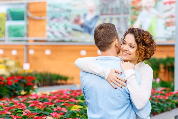 Preciosa pareja abrazándose en el invernadero . —  Fotos de Stock