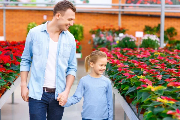 Vater und Tochter gehen das Gewächshaus hinunter. — Stockfoto