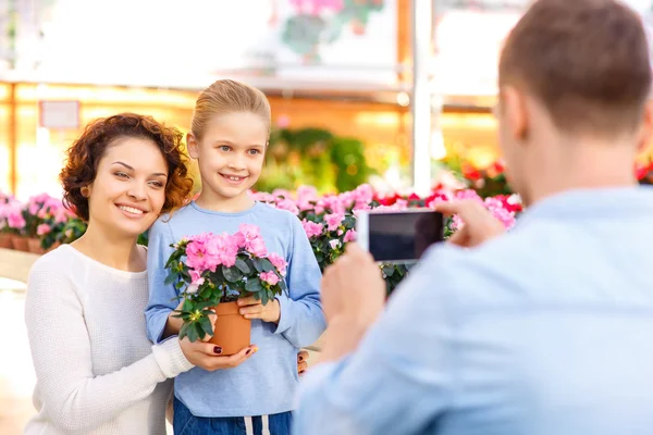 Dotter och mor poserar för bilder. — Stockfoto