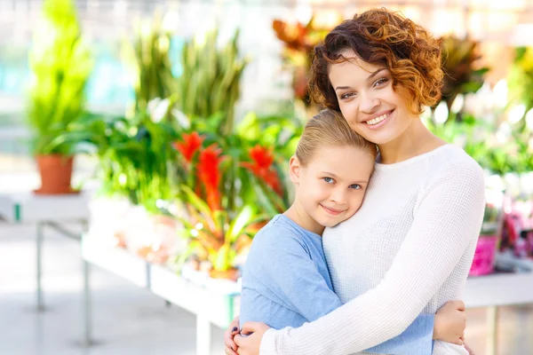 Mom hugging her daughter. — Stock Photo, Image