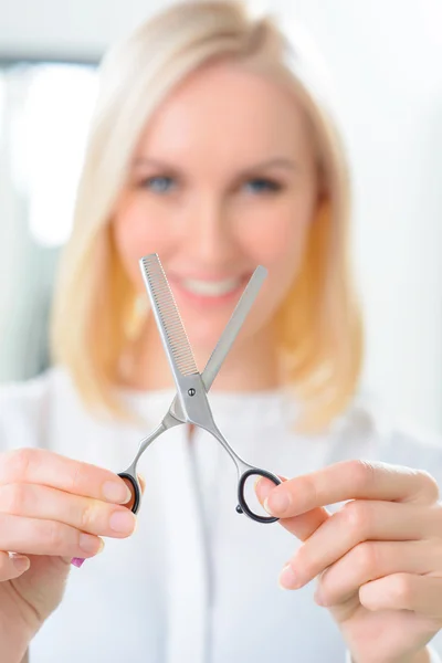 Stylist giocare con le forbici . — Foto Stock