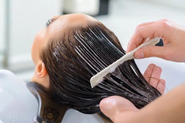 Clients hair is being renovated. — Stock Photo, Image