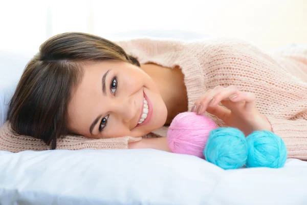 Smiling girl with wool yarn for knitting. — Stock Photo, Image