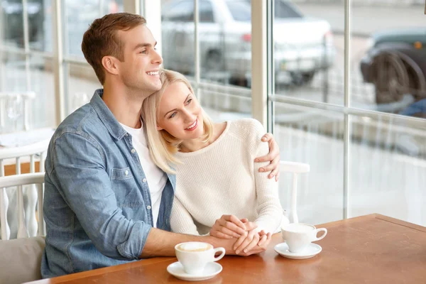 Любящая пара сидит в кафе — стоковое фото