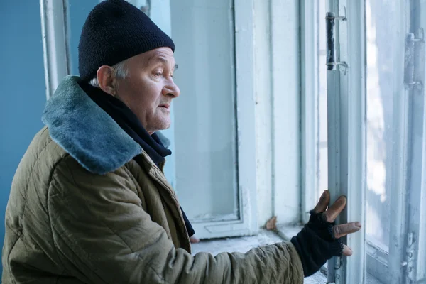 Άστεγος άντρας ψάχνει έξω από το παράθυρο. — Φωτογραφία Αρχείου