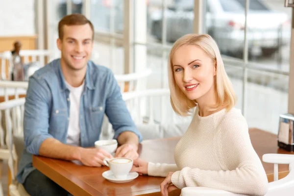 Milující pár sedí v kavárně — Stock fotografie