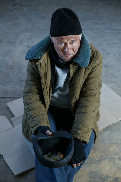 Старшеклассник держит кепку.
.