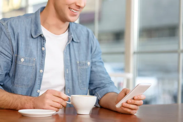 Beau homme assis dans le café — Photo