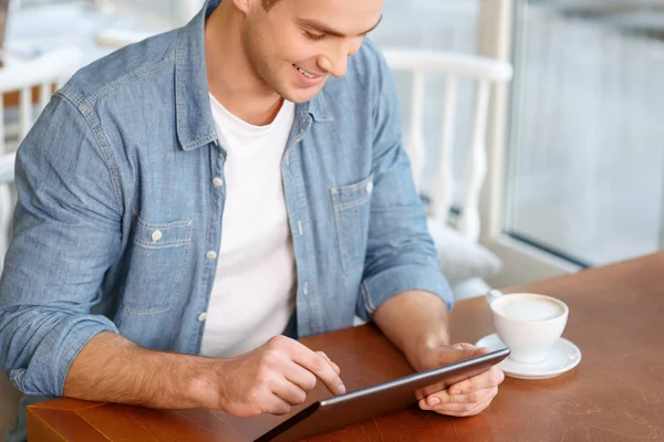 Schöner Mann sitzt im Café — Stockfoto