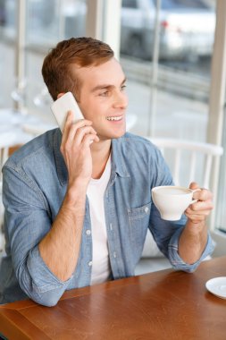 Kafede oturan yakışıklı adam