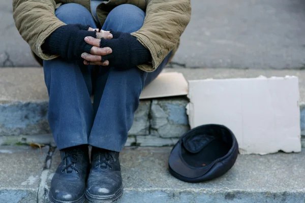 Senior-aged old bum asking for money. — Stock Photo, Image