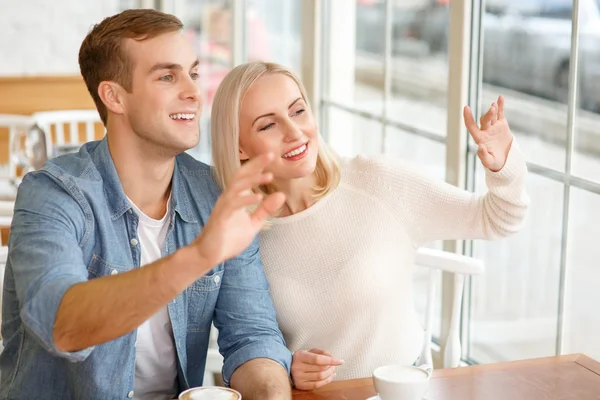 Kärleksfulla paret sitter i caféet — Stockfoto
