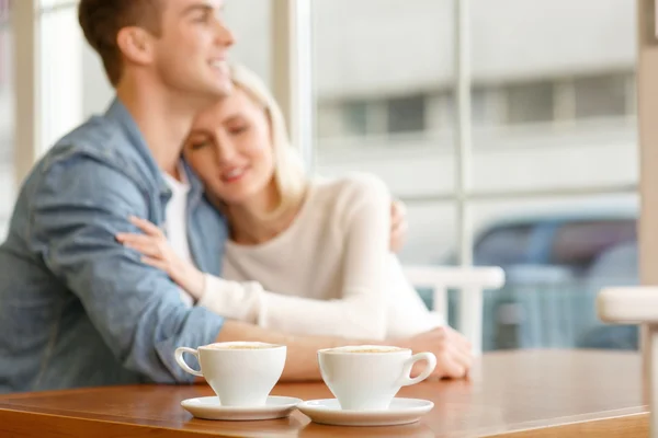Cuplu iubitor care stă în cafenea — Fotografie, imagine de stoc