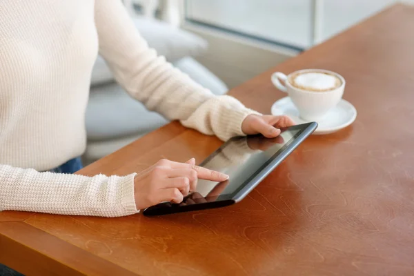 Charmig kvinna sitter i caféet — Stockfoto