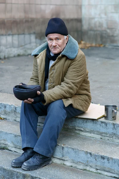 Homeless man holding his cap. — Stock Photo, Image