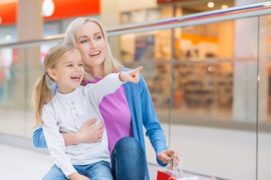 Anne ve kızı alışveriş merkezi içinde