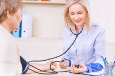 Hoş hemşire hastasını ile konuşma