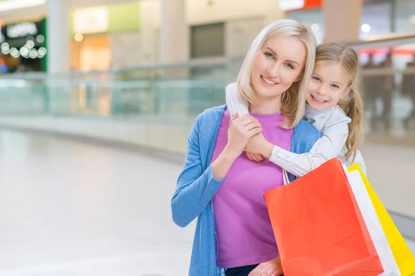 Matka i córka zakupy w centrum handlowym — Zdjęcie stockowe