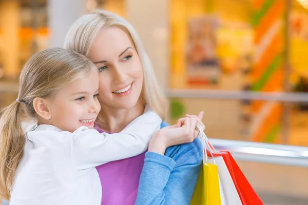 Madre e hija de compras en el centro comercial — Foto de Stock