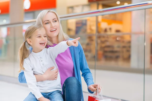 Anya és lánya shopping mall — Stock Fotó