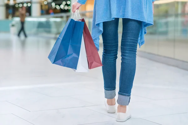 Piacevole donna avendo shopping — Foto Stock