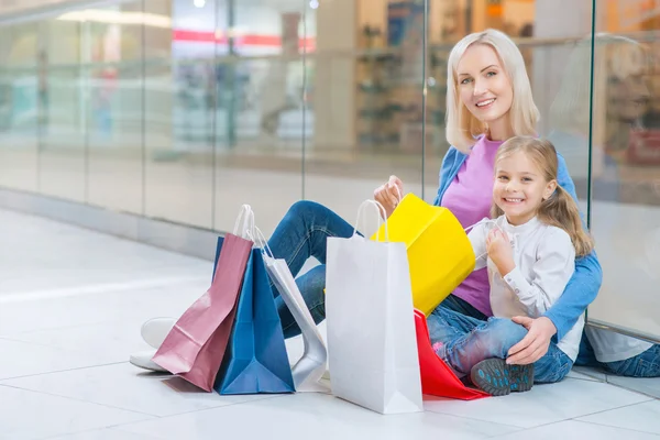 Alegre madre e hija teniendo compras — Foto de Stock