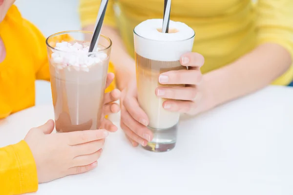 Happy mother and daughter sitting in the cafe — Stock Photo, Image