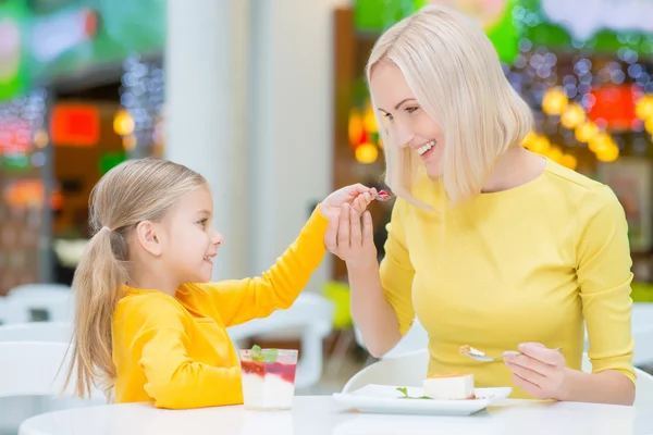 Happy mother and daughter sitting in the cafe — Stockfoto