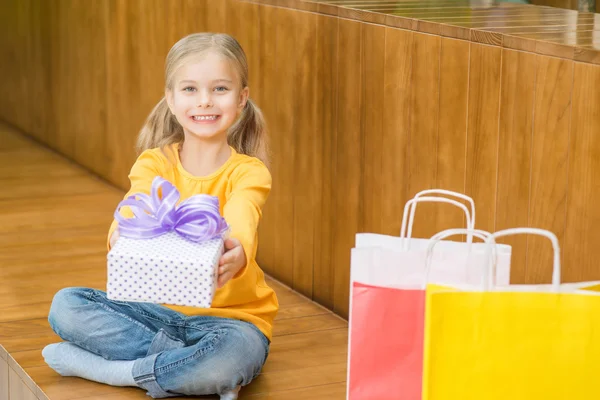 Little girl resting after shopping — Stock Photo, Image
