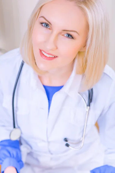 Професійна медсестра, яка бере участь у роботі — стокове фото