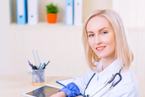 Infermiera professionista coinvolta nel lavoro — Foto Stock